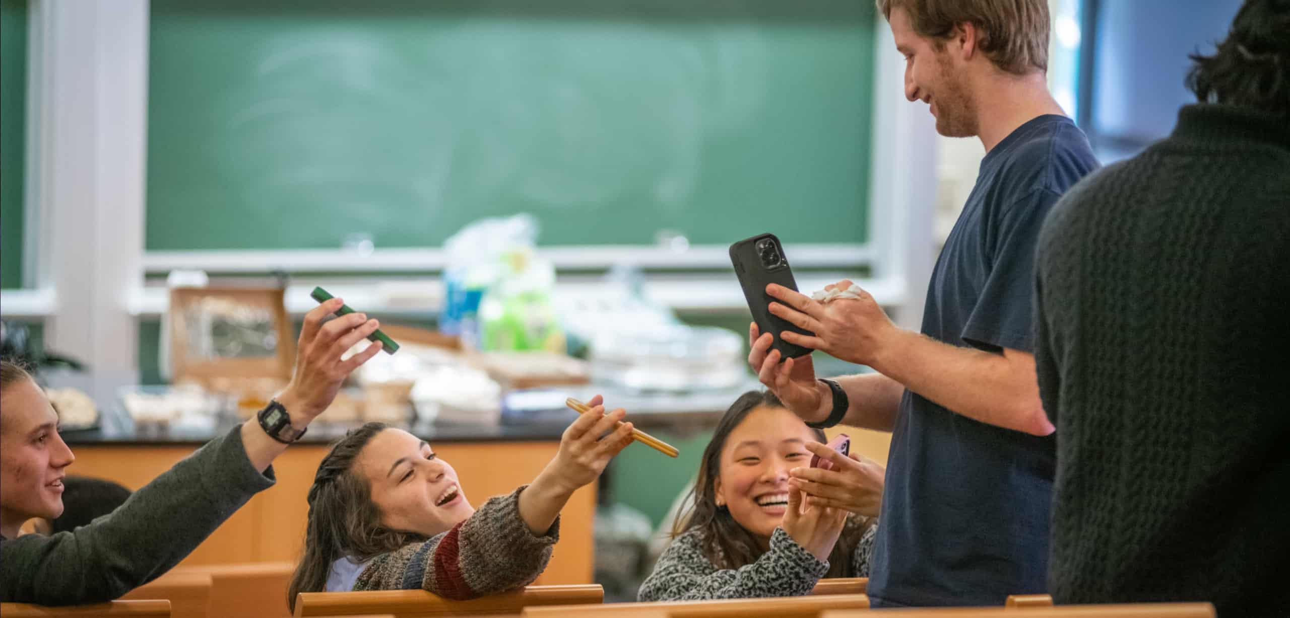 学生们用手机相互交流